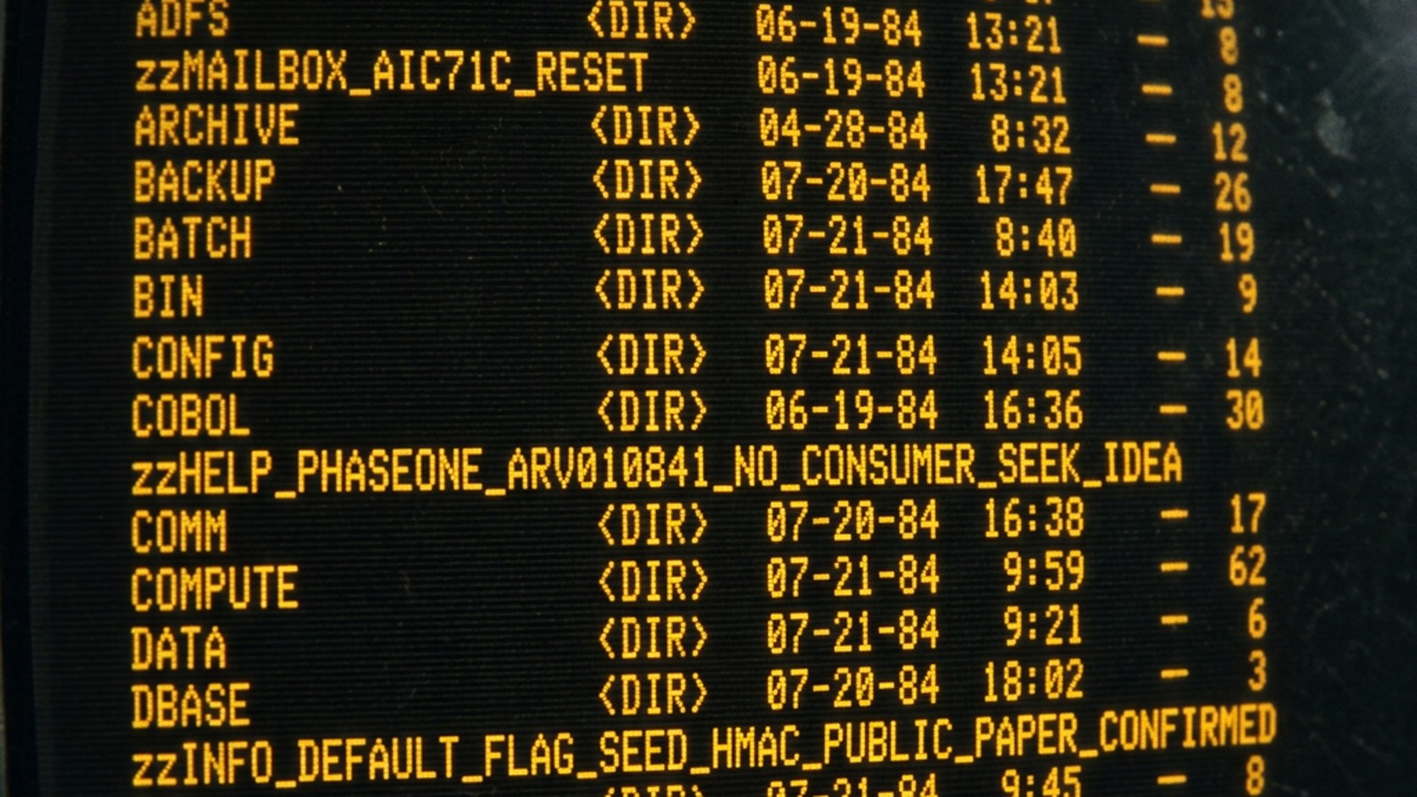 Écran de terminal affichant une liste de répertoires, dont trois messages laissés par des agents entre les entrées système